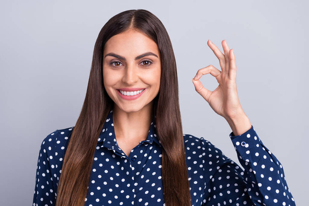 Photo of cheerful young woman show fingers okay sign recommend advertise smile isolated on grey color background - Foto, imagen
