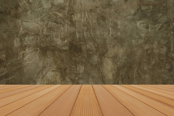 Пустая верхняя полка или столовая древесина на бетонном фоне для демонстрации продукции - Фото, изображение