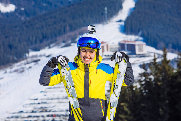 γυναίκα με εξοπλισμό σκι στην κορυφή του λόφου. τρόπος ζωής - Φωτογραφία, εικόνα