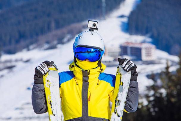 femme en équipement de ski au sommet de la colline. style de vie
 - Photo, image