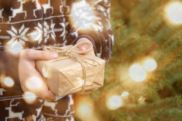 Завернутые подарки под елку с копирайтом. рождественская подарочная коробка - Фото, изображение