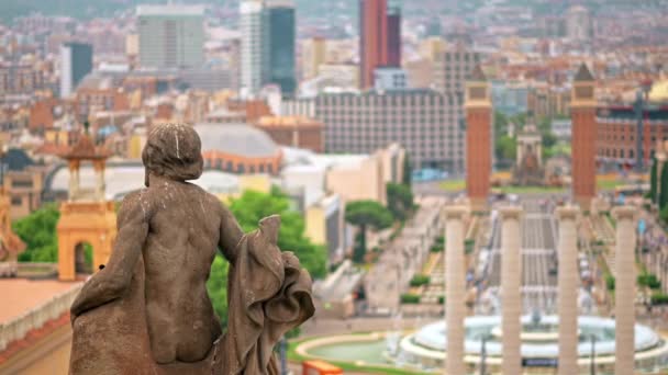La statua del Palazzo Nazionale con vista su Barcellona sullo sfondo, Spagna. Tempo nuvoloso - Filmati, video