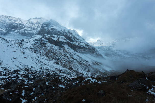 Туманные горы, утро в Гималаях, Непал, заповедник Аннапурна - Фото, изображение