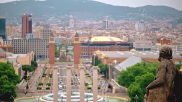 Kansallispalatsin patsas Barcelonan näkymä taustalla, Espanja. Pilvinen sää - Materiaali, video