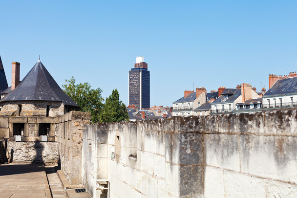 Blick auf den bretonischen Turm vom Schloss in Nantes - Foto, Bild
