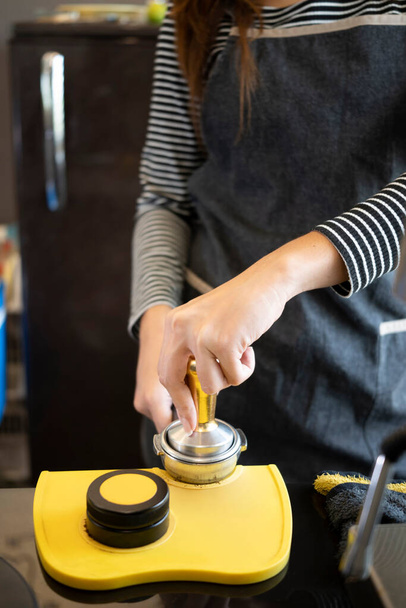 Ostříhaný výstřel barista připravuje kávu v baru v kavárně. - Fotografie, Obrázek