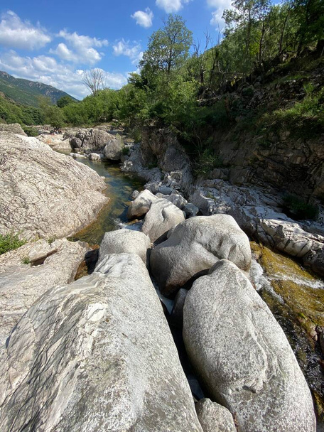 Великі скелі перед річкою Хасезак у районі Лозер (Франція). - Фото, зображення