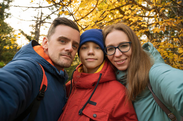 Ευτυχισμένη οικογενειακή σέλφι στο πάρκο του φθινοπώρου - Φωτογραφία, εικόνα