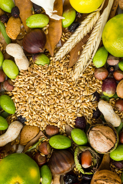 Ernte- oder Erntedankgestaltung mit neuen Erntemitteln Herbstblätter und Weizenkörner in der Bildmitte - Foto, Bild