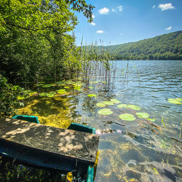 houten bootje verlaten in het meer water, Lac du Val - Foto, afbeelding