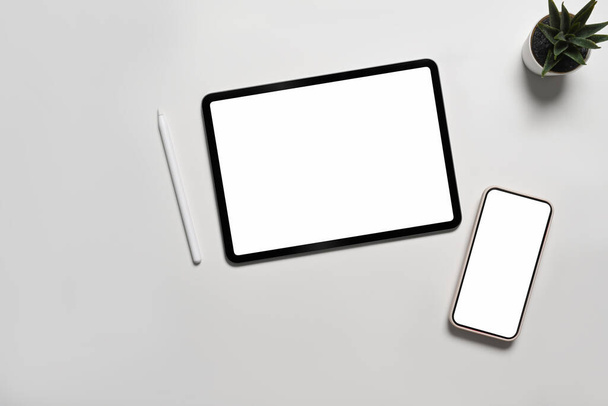 Mallintaa digitaalinen tabletti ja älypuhelin tyhjällä näytöllä valkoisella taustalla. - Valokuva, kuva