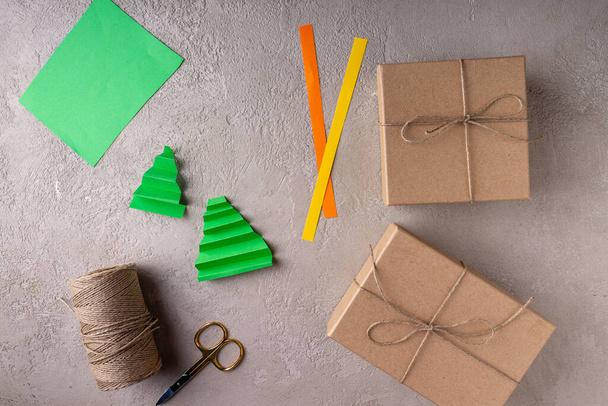 le processus de fabrication de cadeaux de Noël en papier écologique - Photo, image