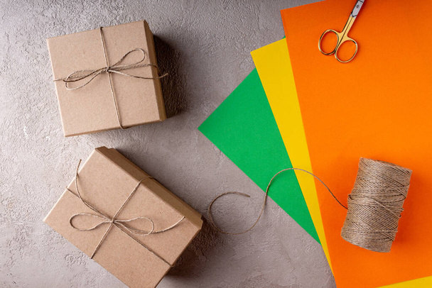 il processo di fabbricazione di regali di Natale di carta ecologica - Foto, immagini