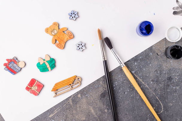η διαδικασία της ζωγραφικής ξύλινα παιχνίδια για το χριστουγεννιάτικο δέντρο - Φωτογραφία, εικόνα