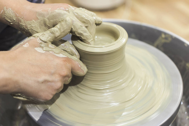 Keramik-Künstler Hände Form Ton auf Töpferscheibe. Kreativ-Werkstatt. - Foto, Bild