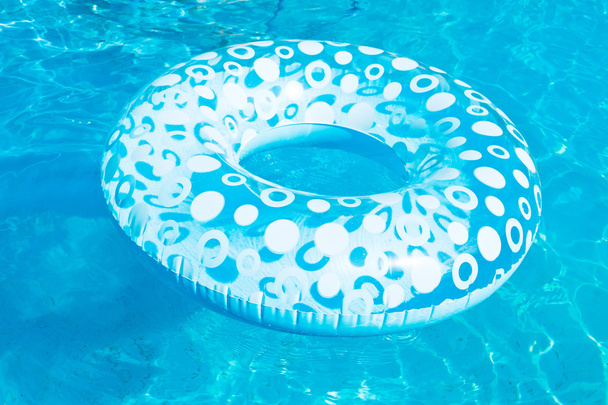 opblaasbare zwemmen cirkel in blauwe openlucht zwembad - Foto, afbeelding