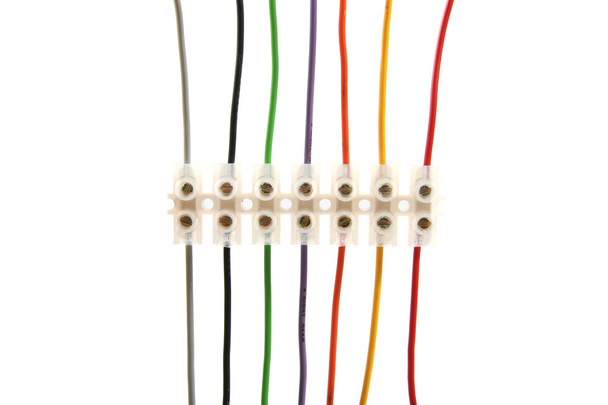 Fios elétricos coloridos em conectores
 - Foto, Imagem
