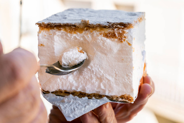 eetlepels meringue taart, met biscuit topping.  - Foto, afbeelding
