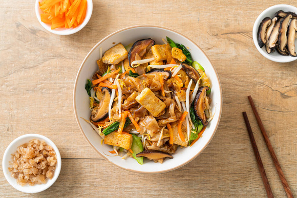 stir-fried noodles with tofu and vegetables - vegan and vegetarian food style - Foto, Imagem