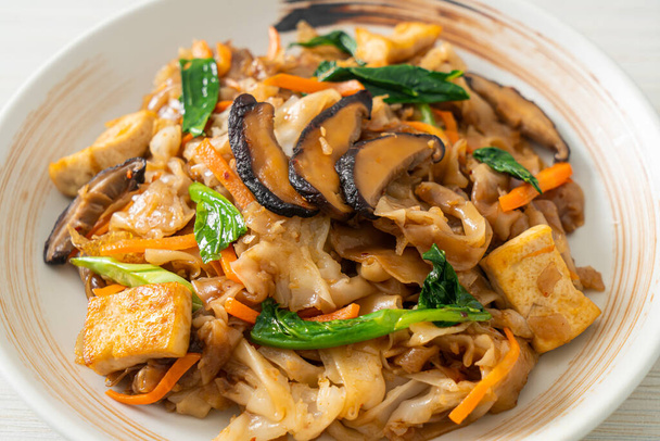 stir-fried noodles with tofu and vegetables - vegan and vegetarian food style - Foto, immagini