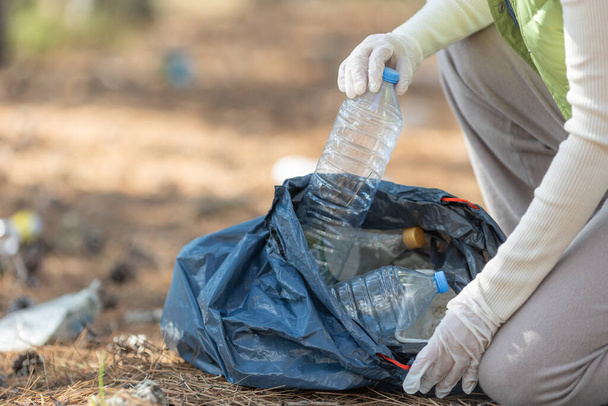 Bir kadın doğadaki çöpleri temizler.. - Fotoğraf, Görsel