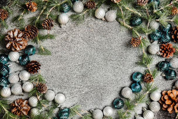 Fondo de marco de Navidad con espacio de copia. Feliz Navidad y Feliz Año Nuevo banner con bolas de árbol y conos de pino. - Foto, Imagen