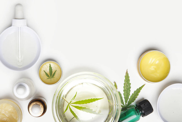 Medizinisches Marihuana. Kosmetika und Tinkturen mit CBD-Öl. - Foto, Bild