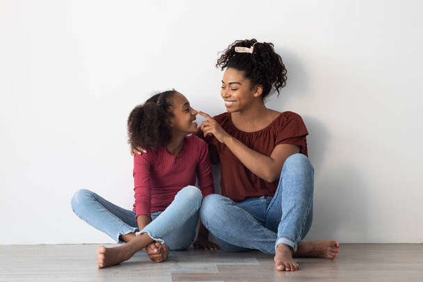 Amoroso afro-americano mãe passar tempo com sua filha - Foto, Imagem
