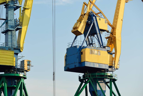 Terminal de carvão moderno em Riga, Letónia. Cranes close-up. Mar Báltico. Transporte de mercadorias, logística, comunicações globais, economia, negócios, indústria, fornecimento, equipamentos especiais - Foto, Imagem