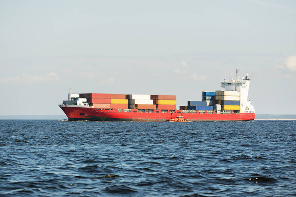 Großes Fracht-Containerschiff (141 Meter lang) auf der Ostsee. Güterverkehr, Logistik, globale Kommunikation, Wirtschaft, Industrie, Versorgung, Umwelt - Foto, Bild