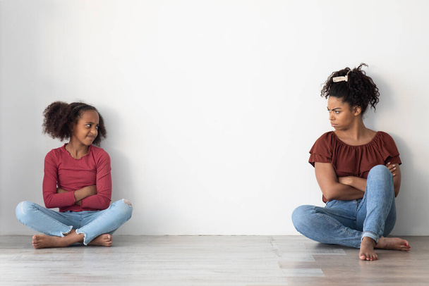 Enojado negro madre e hija mirando el uno al otro - Foto, Imagen