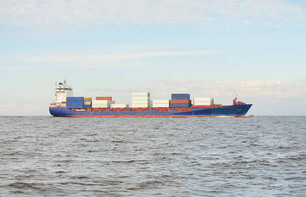 Μεγάλο φορτηγό πλοίο μεταφοράς εμπορευματοκιβωτίων που πλέει στη Βαλτική θάλασσα. Μεταφορές εμπορευμάτων, εφοδιαστική, παγκόσμιες επικοινωνίες, οικονομία, βιομηχανία, προμήθεια, περιβάλλον - Φωτογραφία, εικόνα