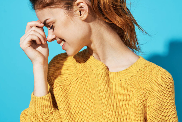 attractive woman yellow sweater studio isolated background - Фото, зображення