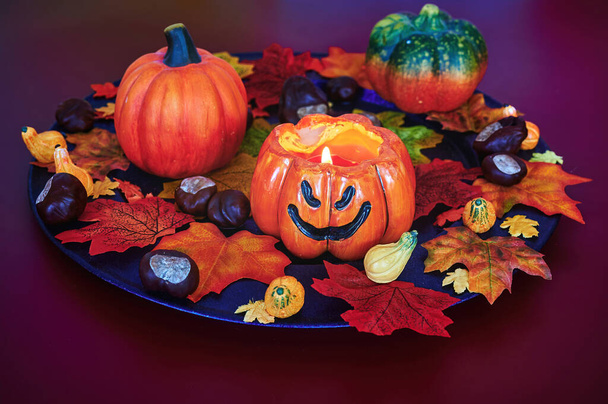 Decoración de Halloween colorida y otoñal con hojas, calabazas y velas. - Foto, Imagen