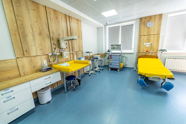Salle d'urgence lumineuse vide. Intérieur stérile clinique moderne. - Photo, image