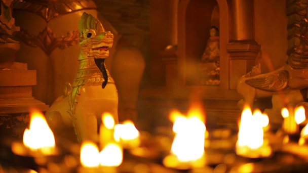 Video 1080p - Patsaat myyttisiä hirviöitä buddhalainen temppeli yöllä. Rituaalinen valaistus öljylampuilla. Burma, Yangon
 - Materiaali, video