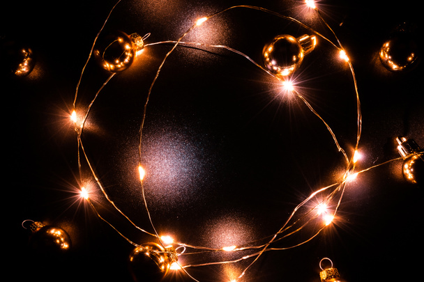 Les lumières de Noël bordent. Guirlande de lumière dorée décoration, ampoule en or isolé sur fond noir pour décoration de fête de Noël. Lumières brillantes pour les vacances de Noël. - Photo, image