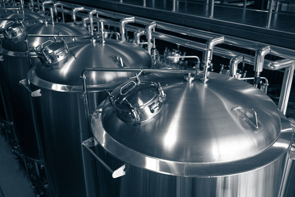 Σύγχρονο ζυθοποιείο παραγωγής χάλυβα δεξαμενές και σωλήνες, μηχανήματα εργαλεία και δεξαμενές, παραγωγή μπύρας - Φωτογραφία, εικόνα