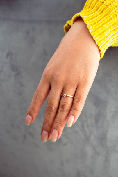anillo de diamantes de boda en el dedo de mujer / anillo de oro en el dedo de mujer - Foto, Imagen