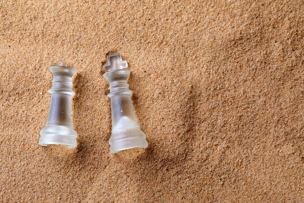 砂の上のガラスのチェスのクローズアップ - 写真・画像