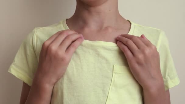 Jong kind oefent EFT of emotionele vrijheid techniek - tikken op het sleutelbeen - Video