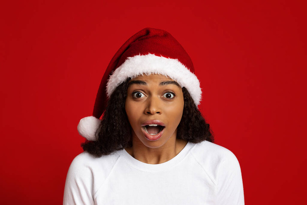 Closeup of surprised black lady in santa hat - Photo, Image