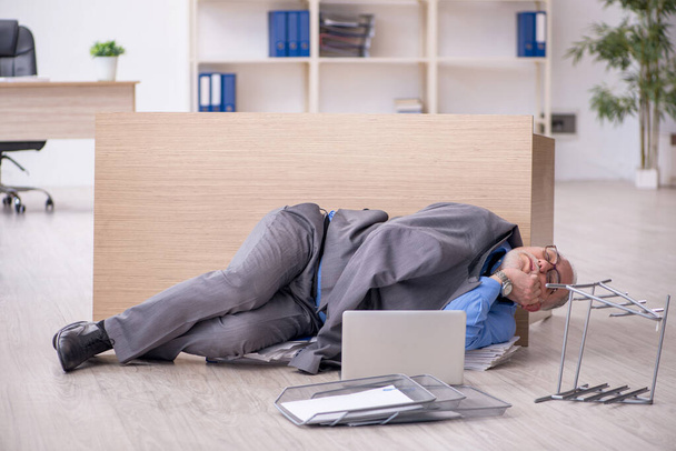 Old male employee unhappy with excessive work in the office - Foto, Imagen