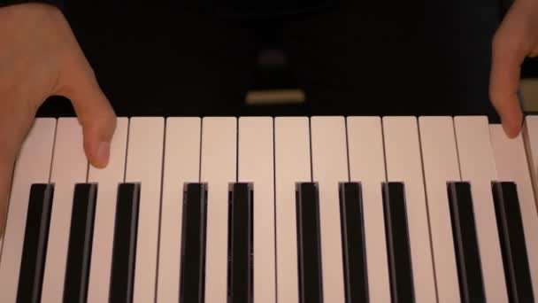 Hände spielen das Präludium f-Moll, das wohltemperierte Clavier Teil 2 von Bach - Filmmaterial, Video