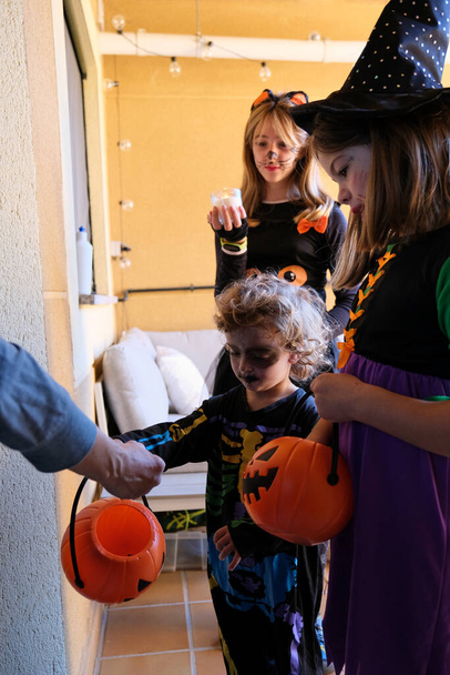 Les enfants s'excitent à propos du trick-or-treat à la fête d'Halloween. - Photo, image
