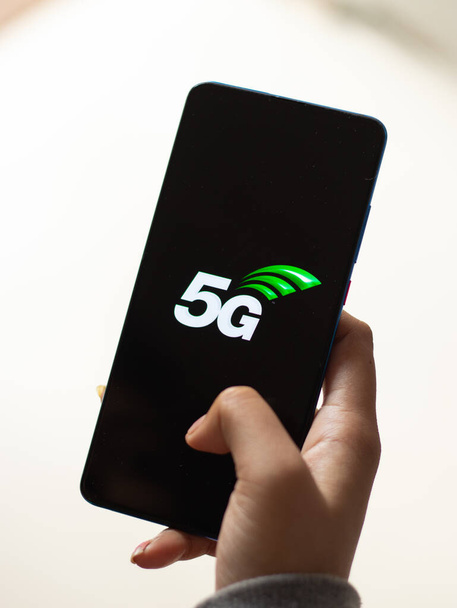 Assam, India - 15 gennaio 2020: logo 5G sullo schermo del telefono immagine stock. - Foto, immagini