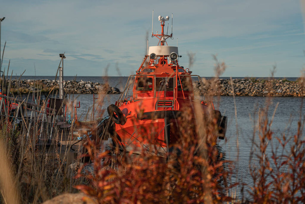 Marjaniemi, hailuoto island, Finland 26 de septiembre de 2021 Buque de rescate rojo en el muelle. Pisajes escandinavos - Foto, Imagen