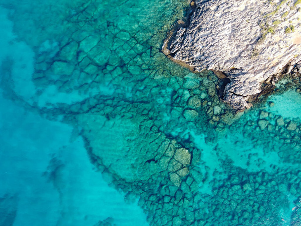 Crystal clear blue water of Mediterranean sea on white sandy Fig tree beach in Protaras, Cyprus, top view - Foto, imagen