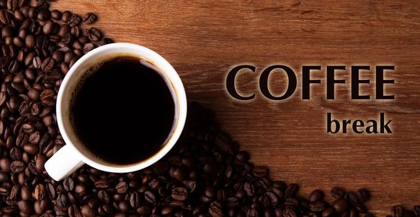 kopje zwarte koffie met geroosterde koffie bonen met titel koffie b - Foto, afbeelding