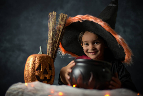 jong kind gekleed als een tovenaar in een halloween setting - Foto, afbeelding